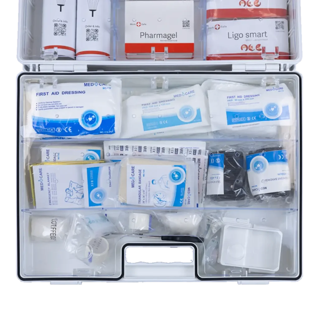 Närbild på öppnad akutväska Large från Work Safe som visar förbandsmaterial, kompresser och övriga förnödenheter.