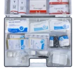 Närbild på öppnad akutväska Large från Work Safe som visar förbandsmaterial, kompresser och övriga förnödenheter.