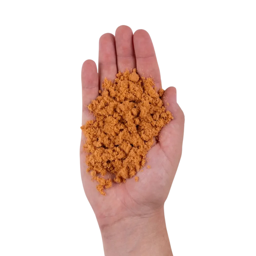 Närbild på en hand som visar texturen av pulver av barktvål, även kallat Bark Soap, för effektiv rengöring av händer och hård smuts.