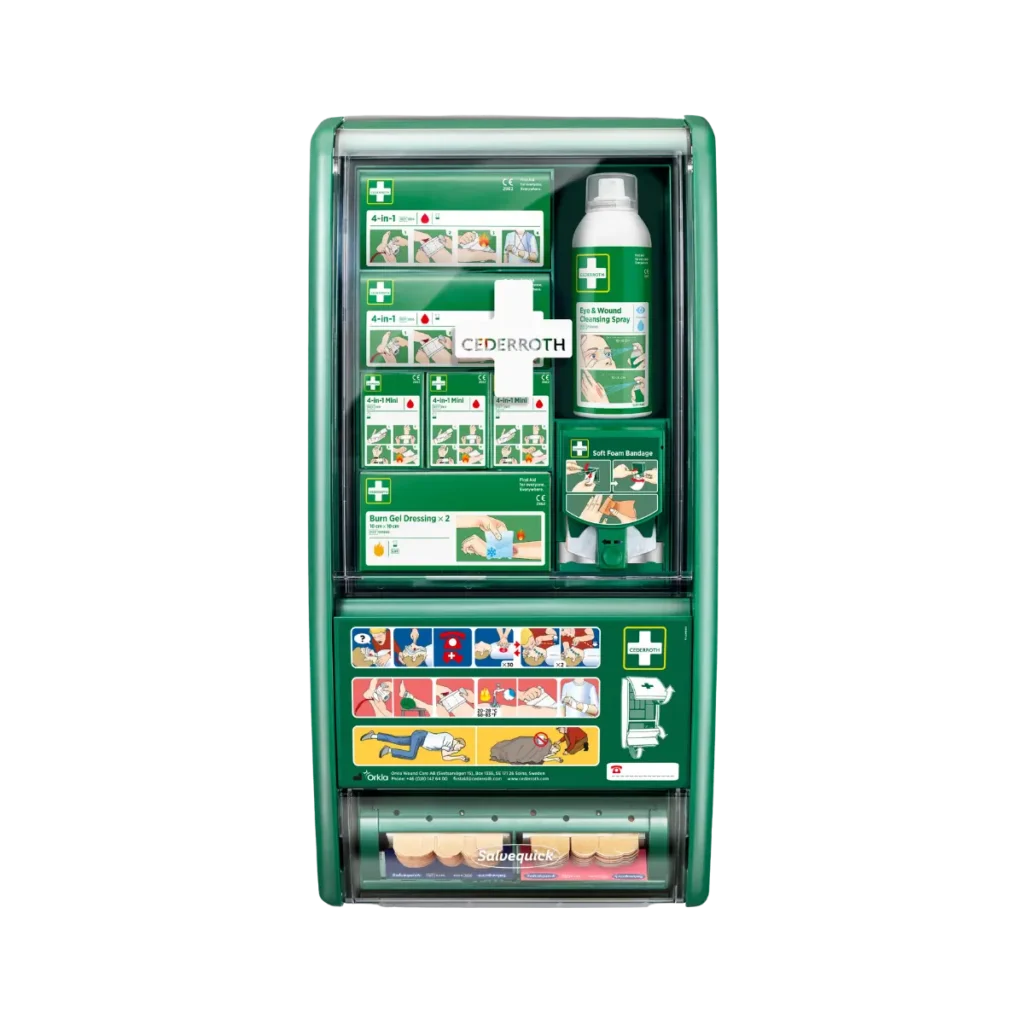 En grön första hjälpen-tavla från Cederroth, sedd framifrån med stängda luckor. Tavlan innehåller förband, plåster, sårrengöring och brännskadegel, designad för säkerhetsarbete och snabb tillgång i nödsituationer.