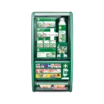 En grön första hjälpen-tavla från Cederroth, sedd framifrån med stängda luckor. Tavlan innehåller förband, plåster, sårrengöring och brännskadegel, designad för säkerhetsarbete och snabb tillgång i nödsituationer.