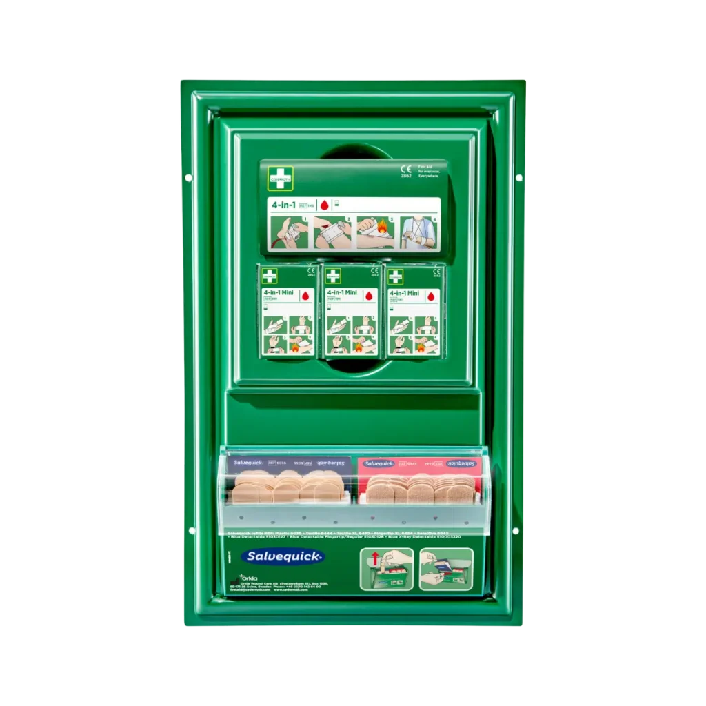 En kompakt och väggmonterad första hjälpen-tavla från Cederroth i frontvy. Tavlan innehåller tydligt organiserade 4-in-1-förband, plåsterdispenser och instruktioner för snabb tillgång vid olycksfall. Perfekt för små arbetsplatser och miljöer med begränsat utrymme.