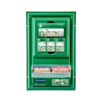 En kompakt och väggmonterad första hjälpen-tavla från Cederroth i frontvy. Tavlan innehåller tydligt organiserade 4-in-1-förband, plåsterdispenser och instruktioner för snabb tillgång vid olycksfall. Perfekt för små arbetsplatser och miljöer med begränsat utrymme.