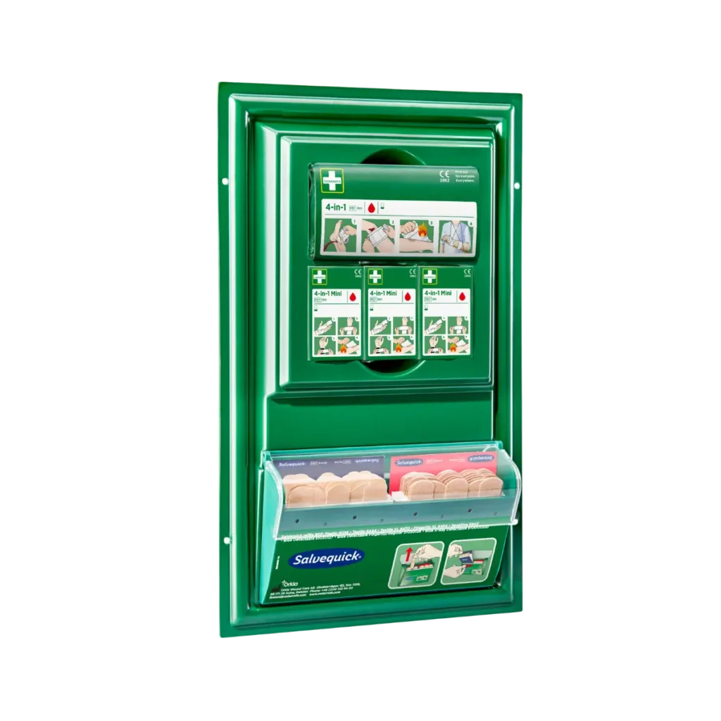 En liten och praktisk första hjälpen-tavla från Cederroth, sedd från höger sida. Innehåller plåsterdispenser, 4-in-1-förband och sårrengöring, idealisk för mindre arbetsplatser eller trånga utrymmen där snabb åtkomst till första hjälpen är avgörande.