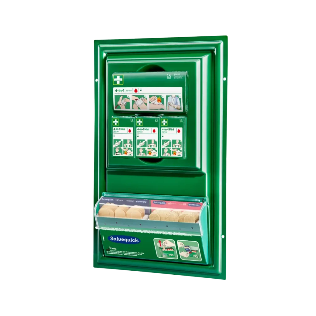 En kompakt, väggmonterad första hjälpen-tavla från Cederroth, sedd från vänster profil. Innehåller plåster, sårrengöringsprodukter och 4-in-1-förband för snabb och enkel åtkomst vid mindre skador.