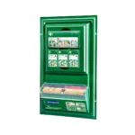 En kompakt, väggmonterad första hjälpen-tavla från Cederroth, sedd från vänster profil. Innehåller plåster, sårrengöringsprodukter och 4-in-1-förband för snabb och enkel åtkomst vid mindre skador.