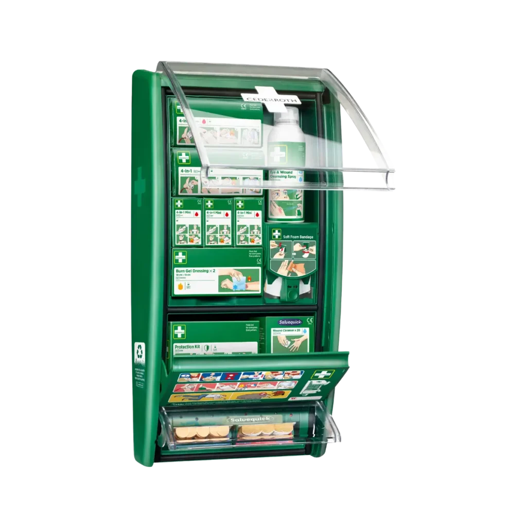 En grön första hjälpen-tavla från Cederroth, visad i profil från vänster sida med luckorna öppnade. Tavlan innehåller ett brett urval av utrustning som förband, plåster, sårrengöring och brännskadegel. Perfekt för snabb tillgång i arbetsmiljöer och nödsituationer.