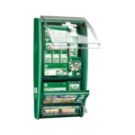 En grön första hjälpen-tavla från Cederroth, visad i profil från vänster sida med luckorna öppnade. Tavlan innehåller ett brett urval av utrustning som förband, plåster, sårrengöring och brännskadegel. Perfekt för snabb tillgång i arbetsmiljöer och nödsituationer.