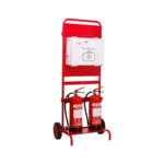 Röd första hjälpen-vagn med två brandsläckare och en vit akutväska monterad på toppen, utformad för utomhusbruk.